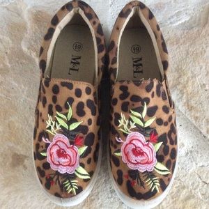 Women’s M & L Leopard Print Slip On Tennis Shoes